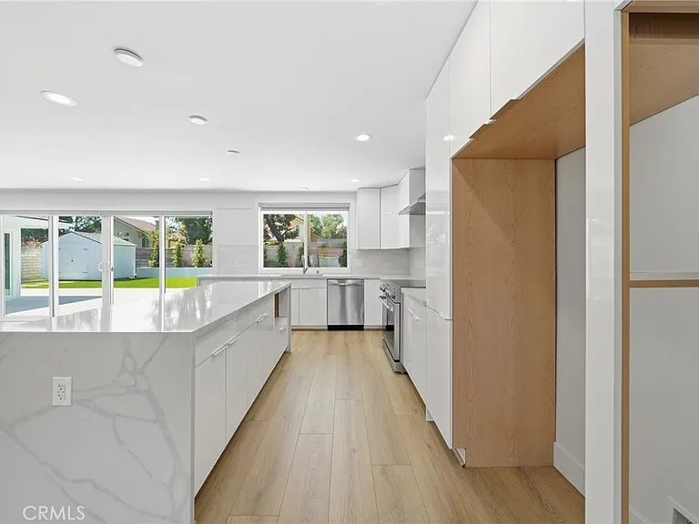 520 W Country Hls — Photo 8