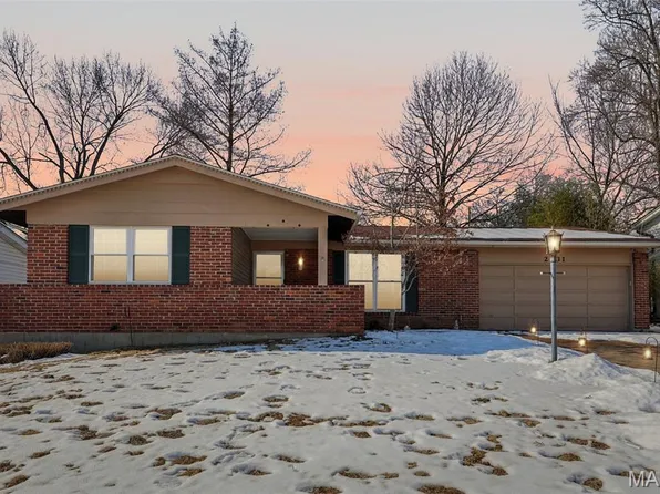 2531 Wesglen Estates Dr, Maryland Heights, MO 63043