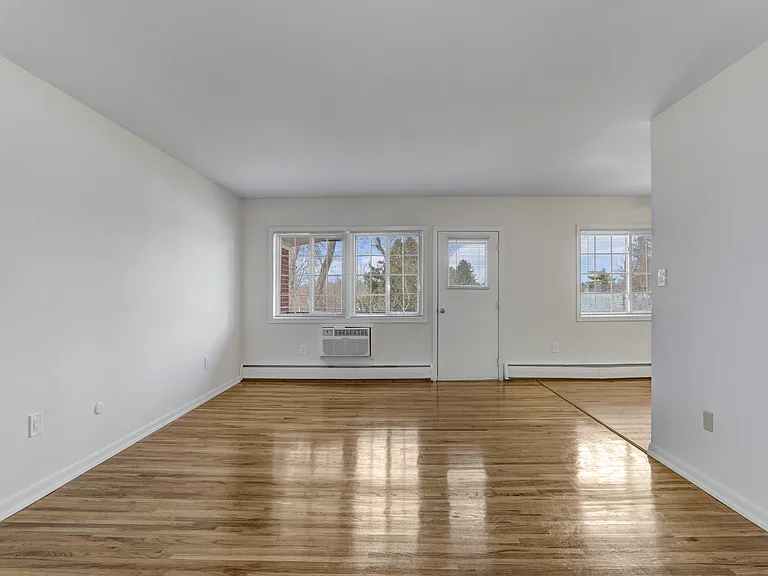 Versailles Apartments — Photo 12