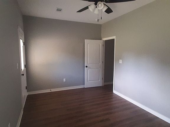 3rd image of 407 E Academy Ave
