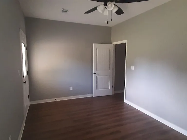 407 E Academy Ave — Photo 3