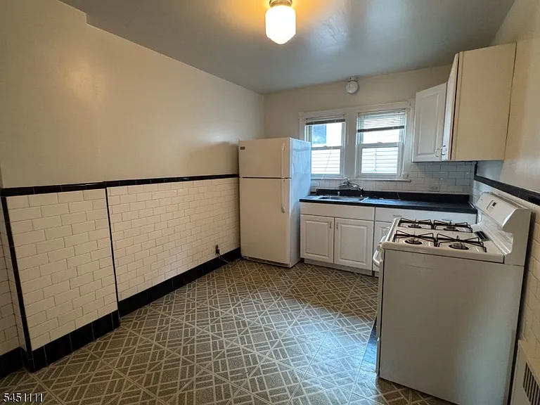 28 Knopf St #2B — Photo 4