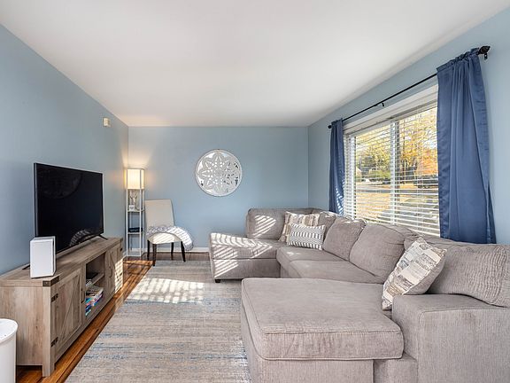 3rd image of 554 Doral Country Dr