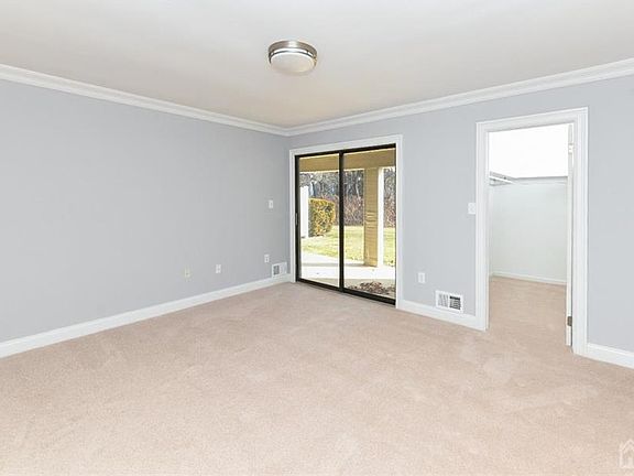 4th image of 24 Wycoff Way E
