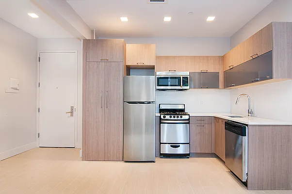 Rented by Perry Associates NYC Inc | media 7