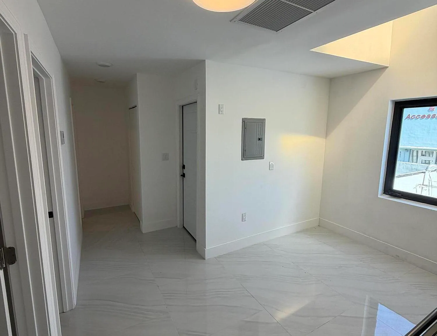 2 bed, 1.0 bath, 749 sqft, $2,400 — Photo 4