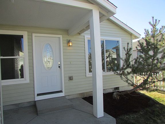 2nd image of 722 NE Robin Pl