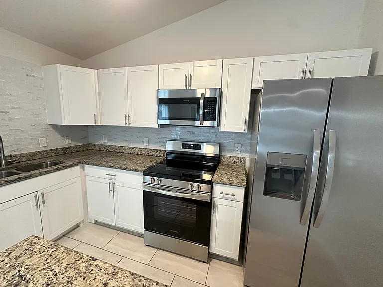 1105 NE 6th Pl — Photo 49