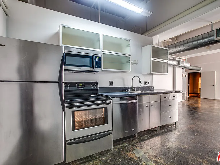 215 W 7th St #201 — Photo 6