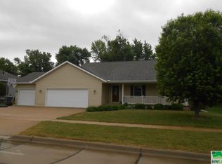 646 Happy Trails Dr, Le Mars, IA 51031