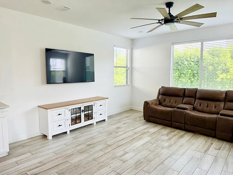 5002 W Cheryl Dr — Photo 3