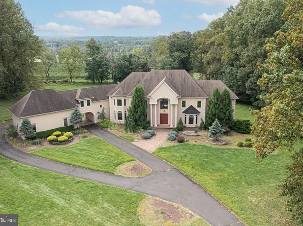 110 Autumn Trace Dr, New Hope, PA 18938