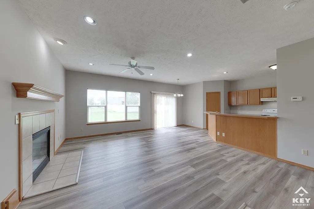 3 bed, 2.5 bath, 1726 sqft, $1,750 — Photo 2