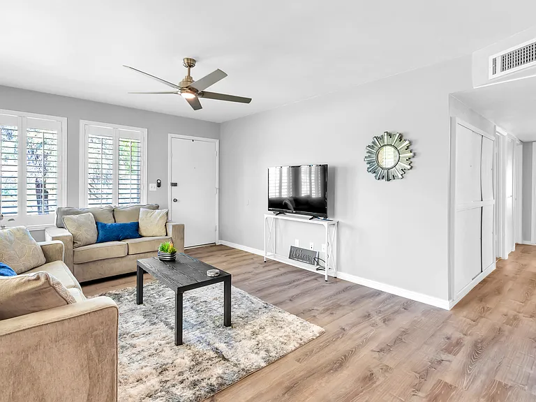 806 E Joan D Arc Ave — Photo 2