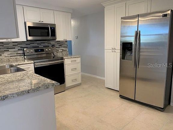 5th image of 2141 Holiday Dr