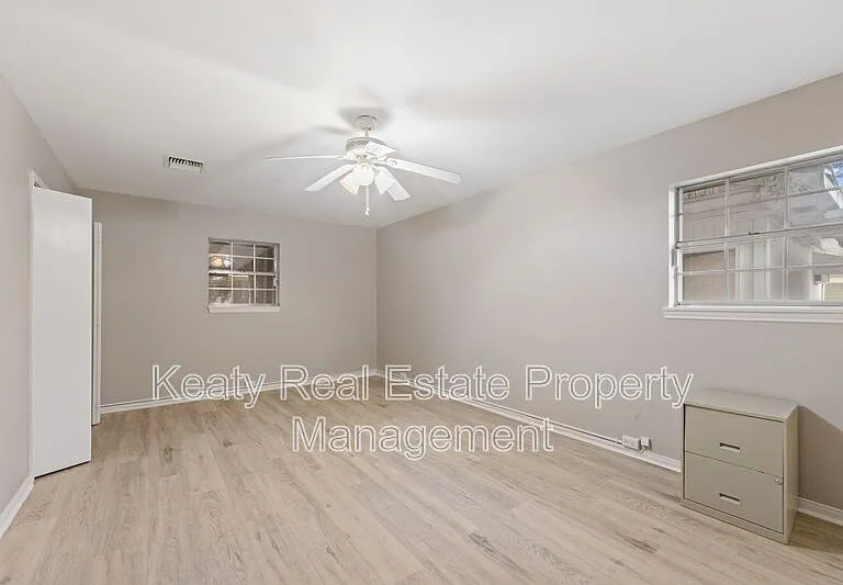 137 Amber St — Photo 17