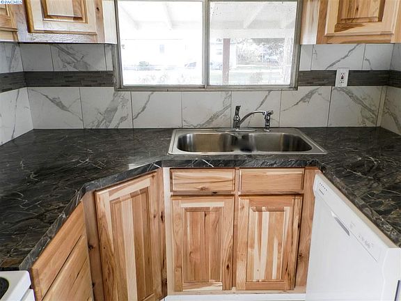 5th image of 410 Wright Ave