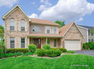 35 Hawkins Cir, Wheaton, IL 60189