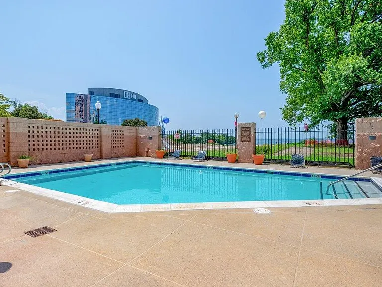 River Park Tower Apartment Homes — Photo 15