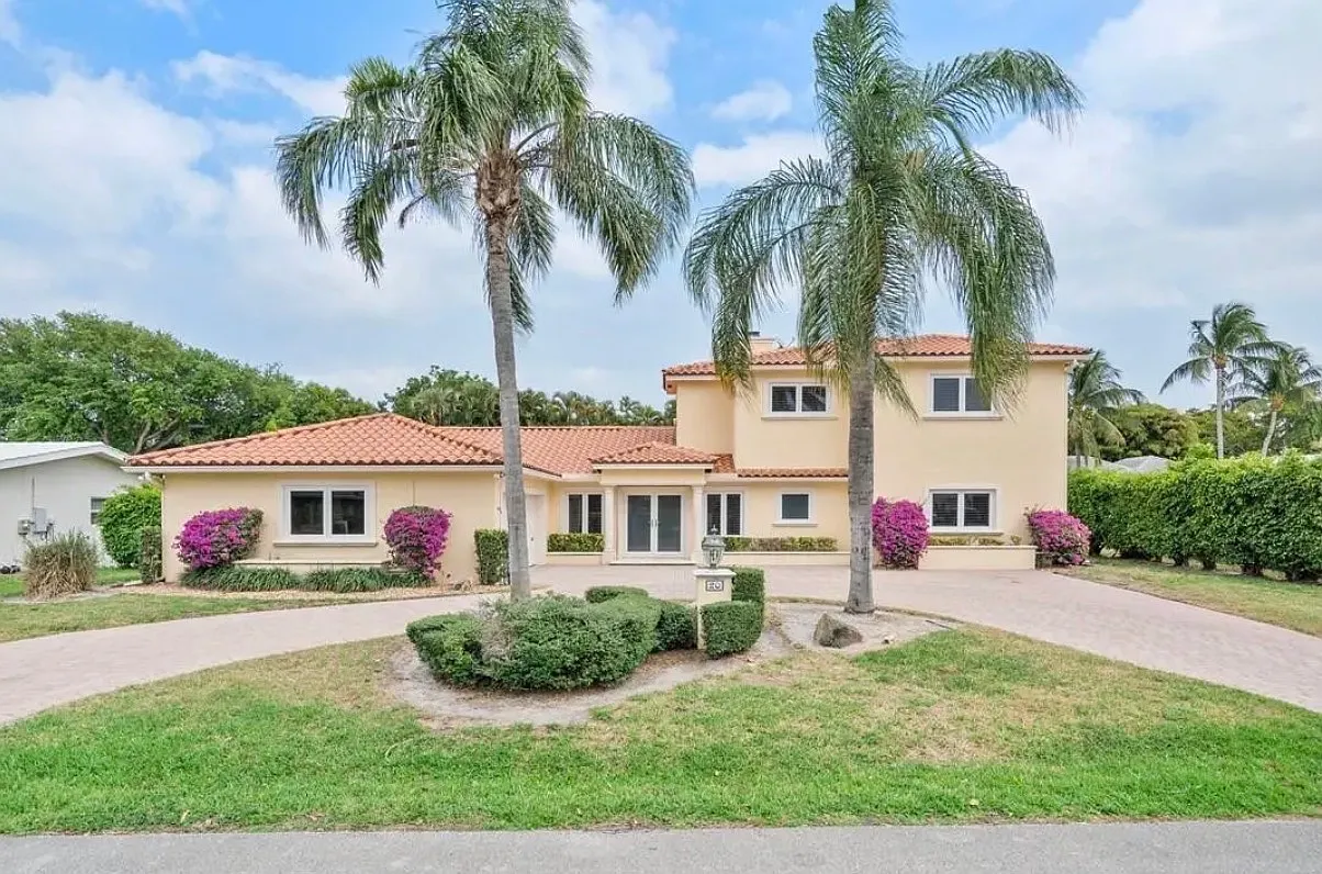 4 bed, 4.5 bath, 4247 sqft, $16,000 — Photo 1
