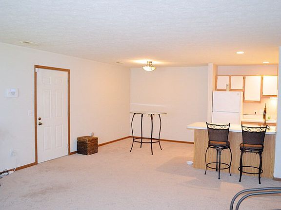 4th image of 710 Villa Dr
