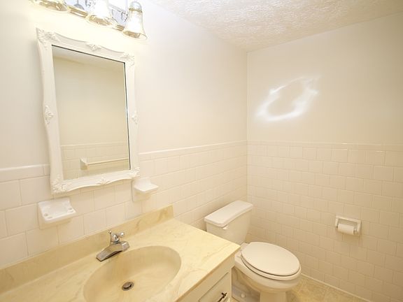 3rd image of 19 Woodstone Dr APT 33