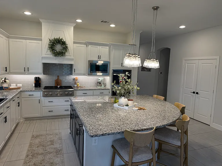 1044 Myers Park Trl — Photo 2