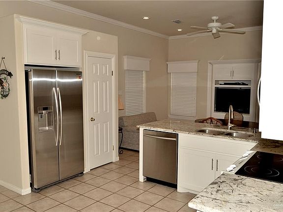 5th image of 413 Canary Ave