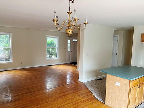 5th image of 135 Beech St