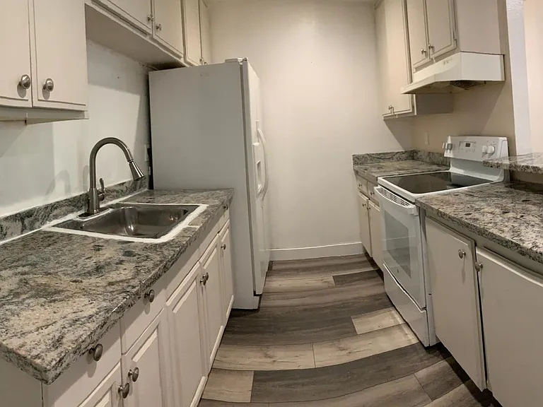 259 N Capitol Ave — Photo 17