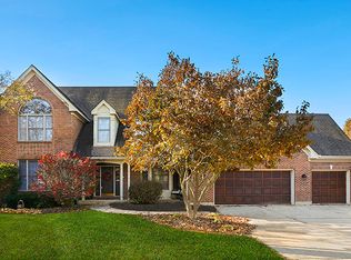 2805 Turnberry Rd, St Charles, IL 60174