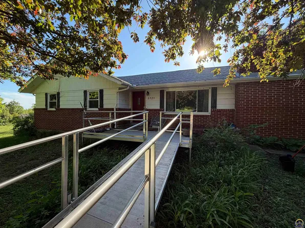 5721 SW Wanamaker Rd, Topeka, KS 66610