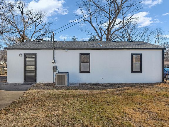 3rd image of 2205 SW Winterwood Ln