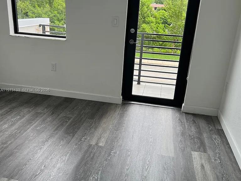 20564 NE 5th Pl — Photo 33