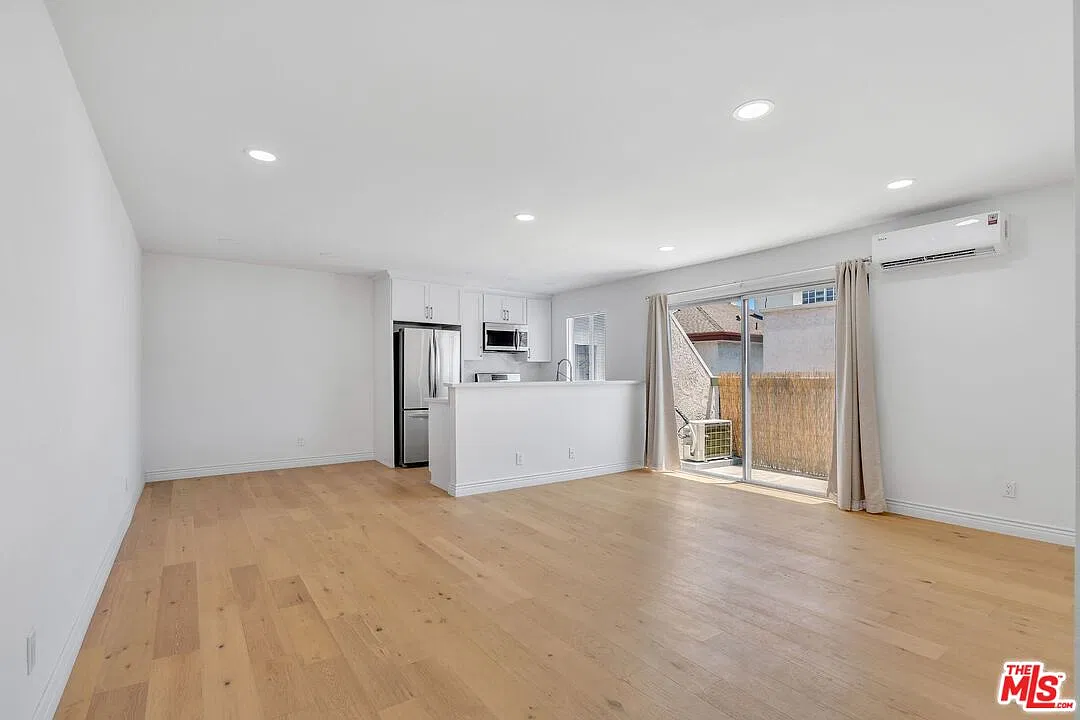 2 bed, 2.0 bath, 912 sqft, $3,400 — Photo 2