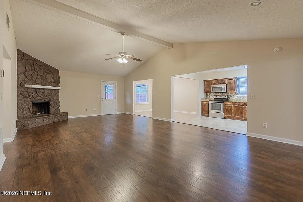 3 bed, 2.0 bath, 1828 sqft, $2,150 — Photo 4