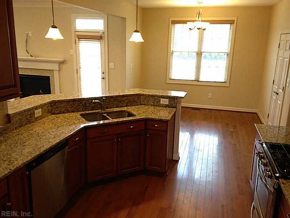 5th image of 211 Arlington Pl