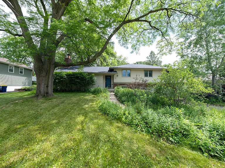 210 Orchard St N — Photo 1