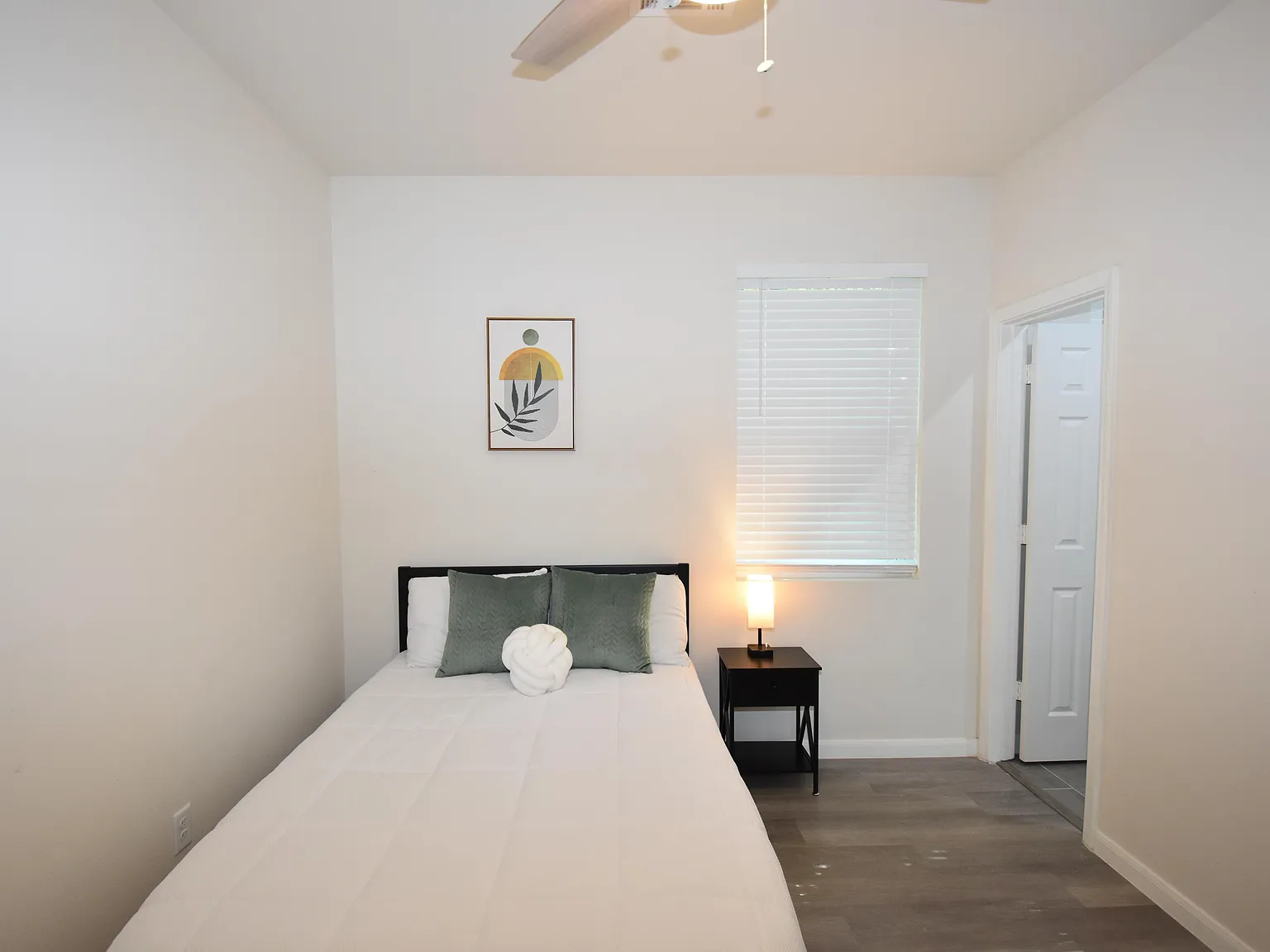 4 bed, 7.0 bath, 2300 sqft, $910 — Photo 2