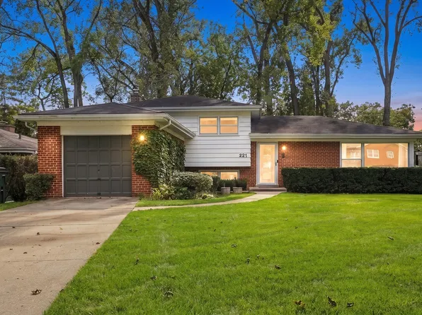 221 W Sheridan Pl, Lake Bluff, IL 60044