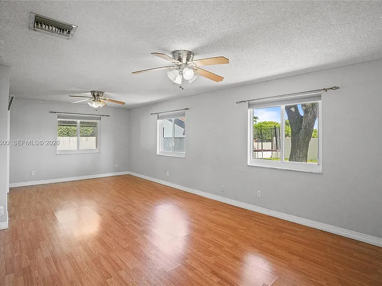 4040 NE 6th Ave — Photo 7