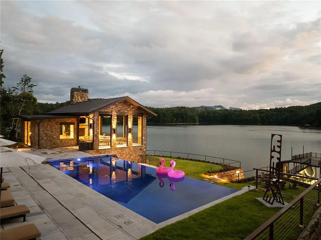8 bed, 12.0 bath, 11000 sqft, $20,000 — Photo 4