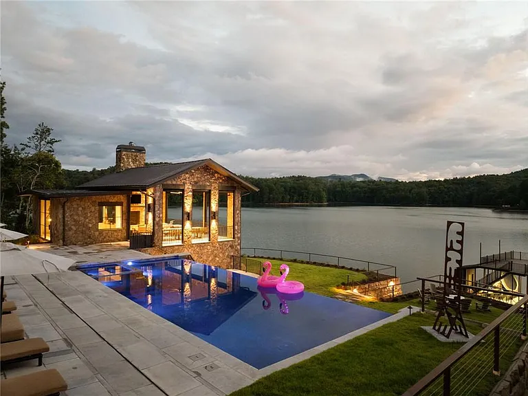 725 Rocky Point Dr — Photo 4
