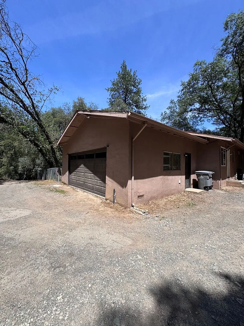 Applegate — Photo 2
