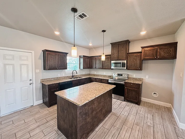 4709 Henry St — Photo 3