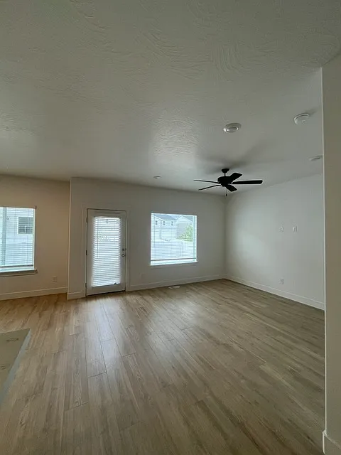 4 bed, 2.5 bath, 2365 sqft, $2,100 — Photo 2
