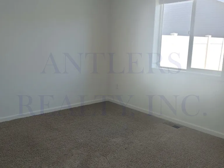 1190 E Adams St — Photo 4