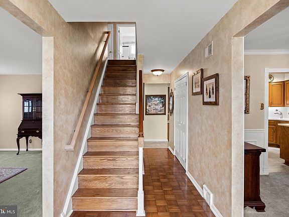 5th image of 154 Laurie Ln