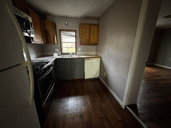 small kitchen, bad lighting.