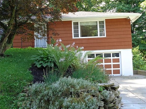 4th image of 240 Oakley Dr E